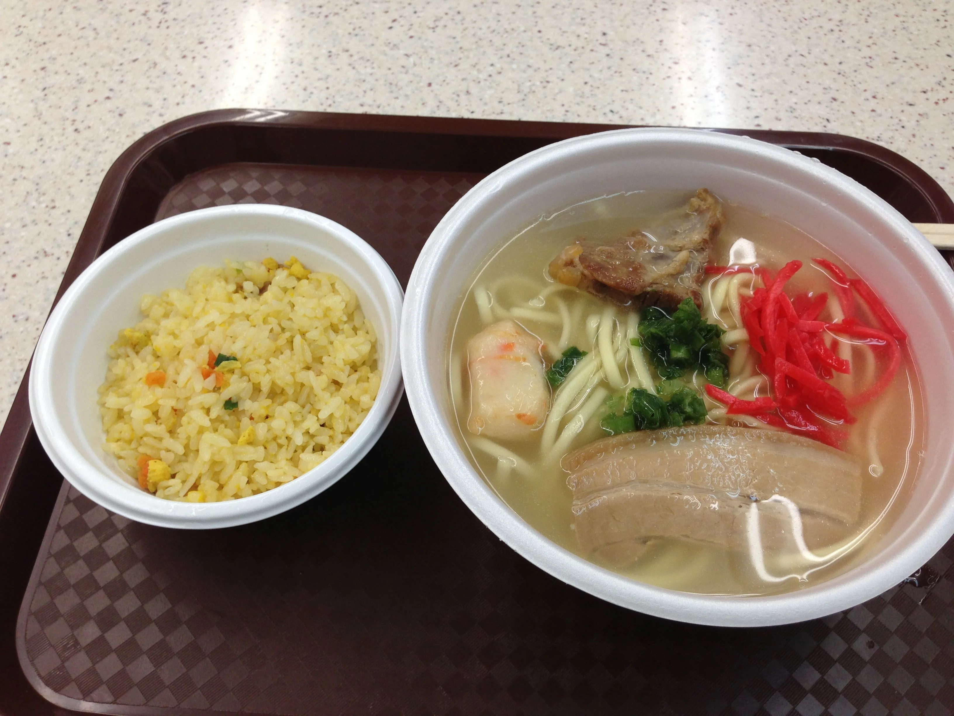 乗り換えの那覇空港で食べるジューシー定食