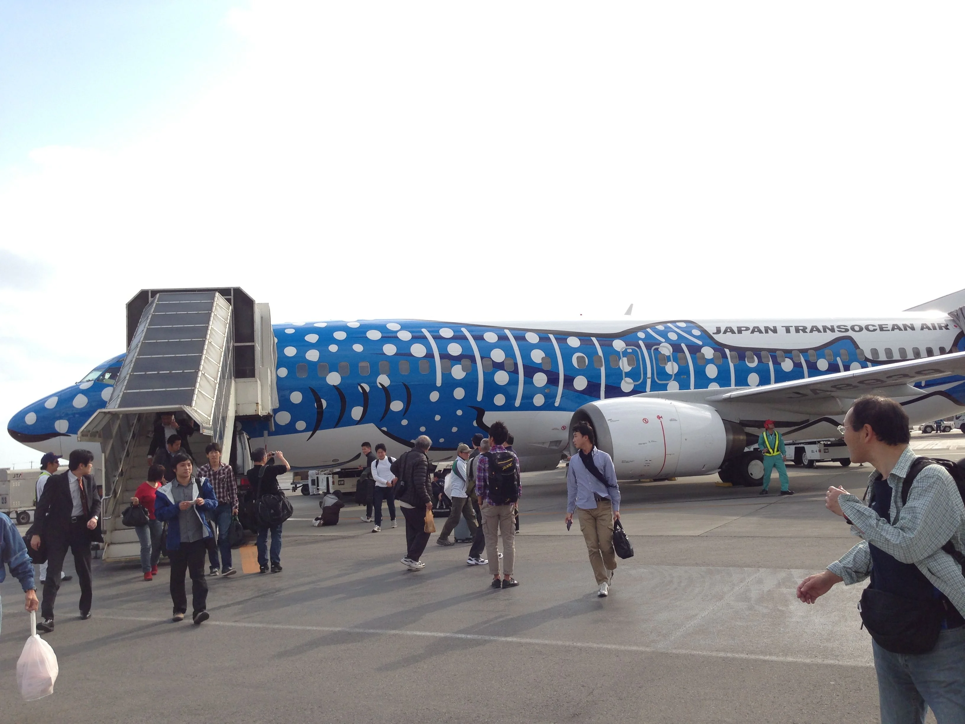 石垣空港はタラップを降りて歩く