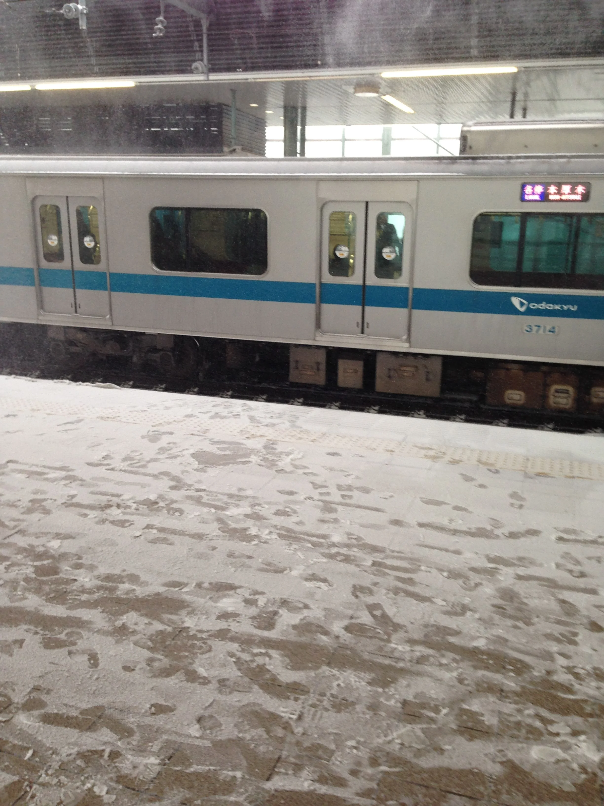小田急線のホームも雪が
