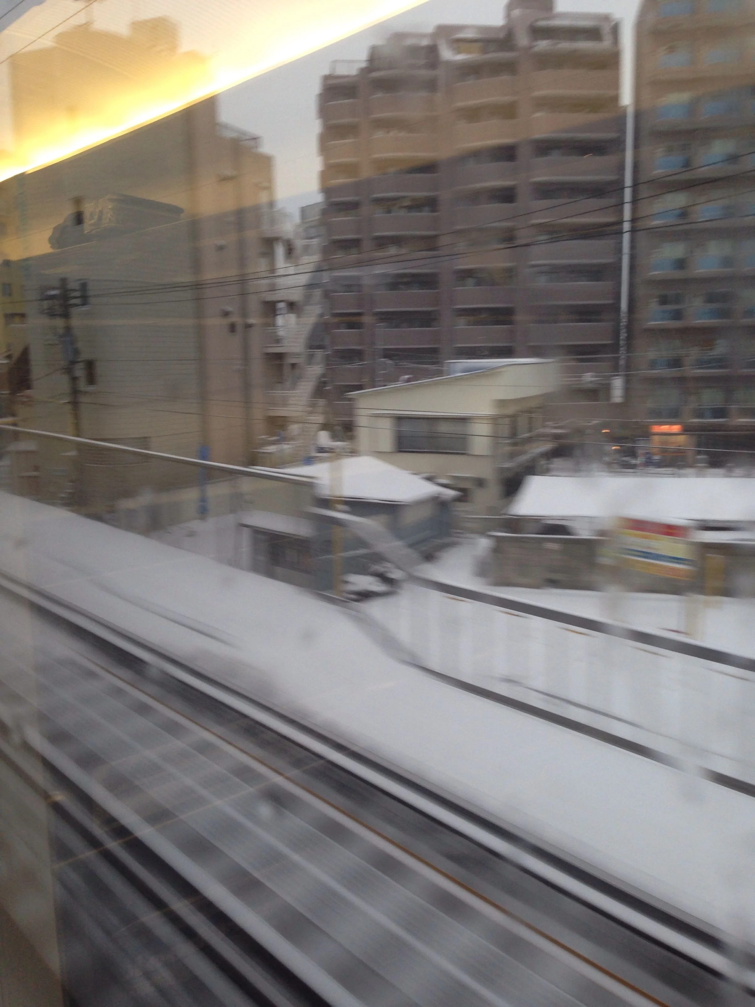 雪の中を進む電車