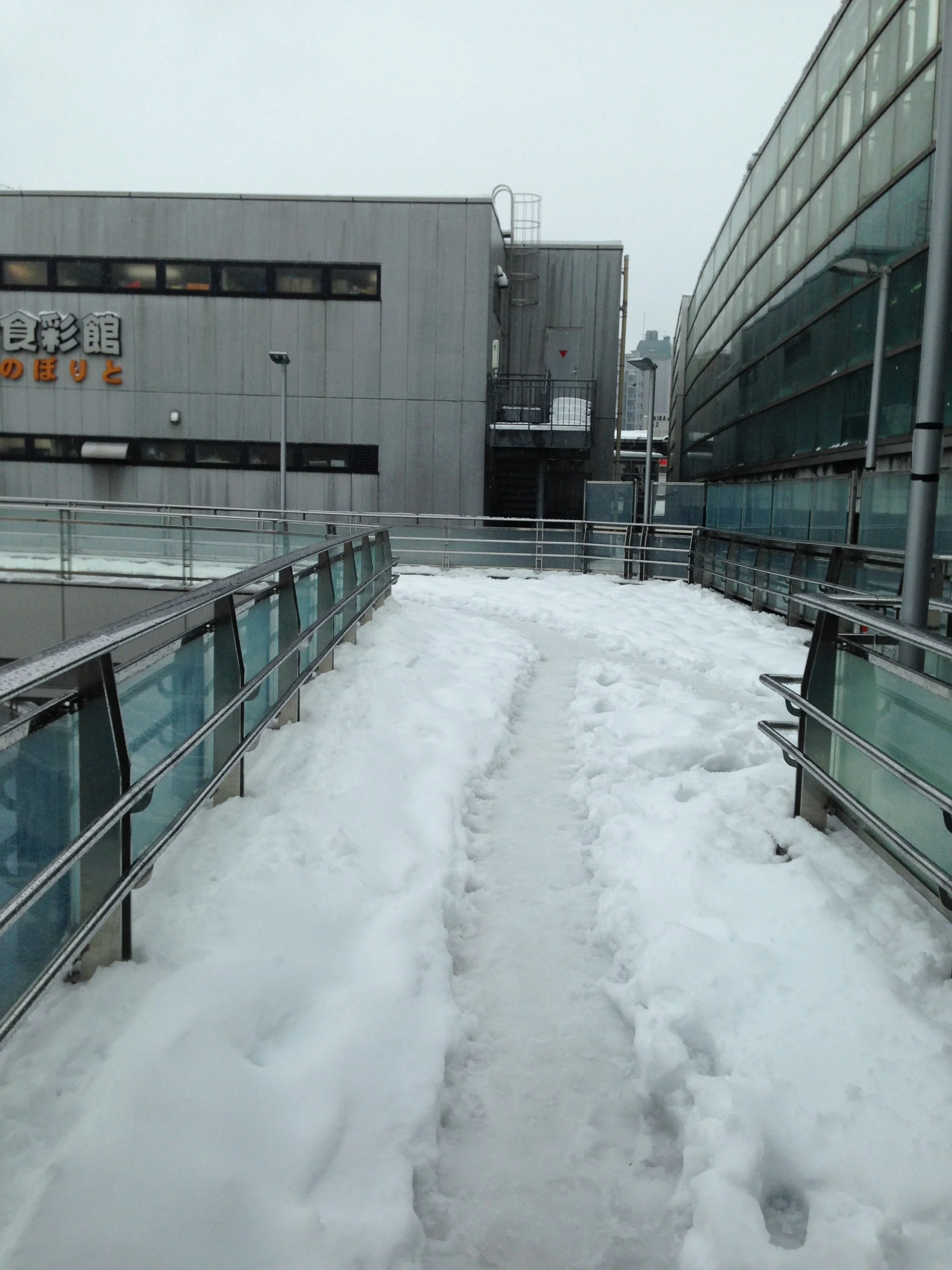 駅前の道路も結城が積もっています