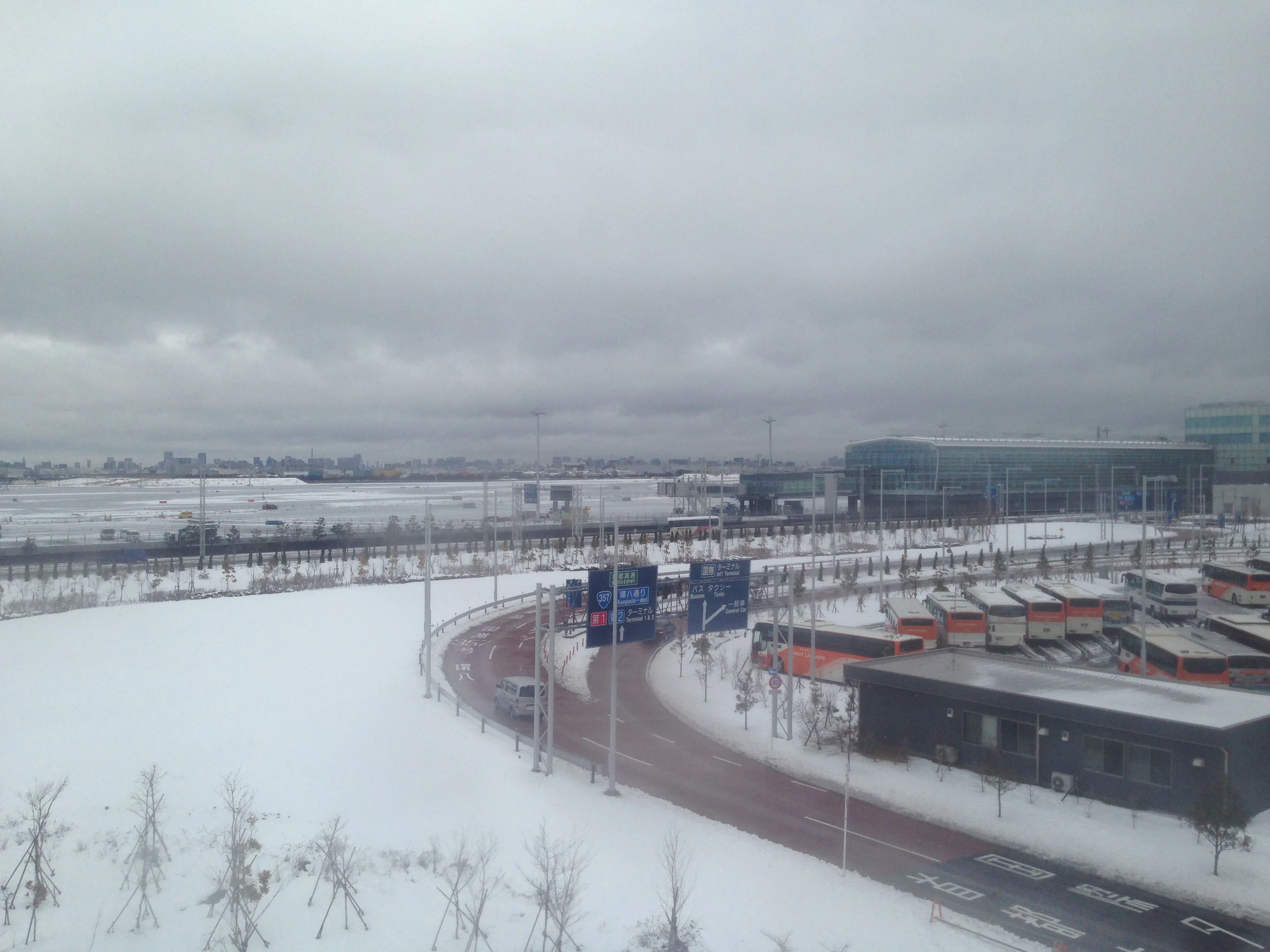 空港も雪が積もっています