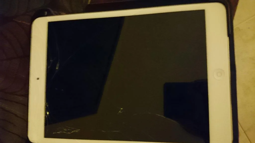 iPad ディスプレイ割れる