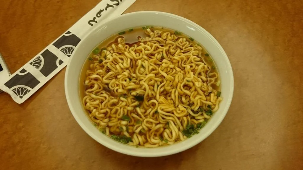 ラウンジでインスタントラーメン