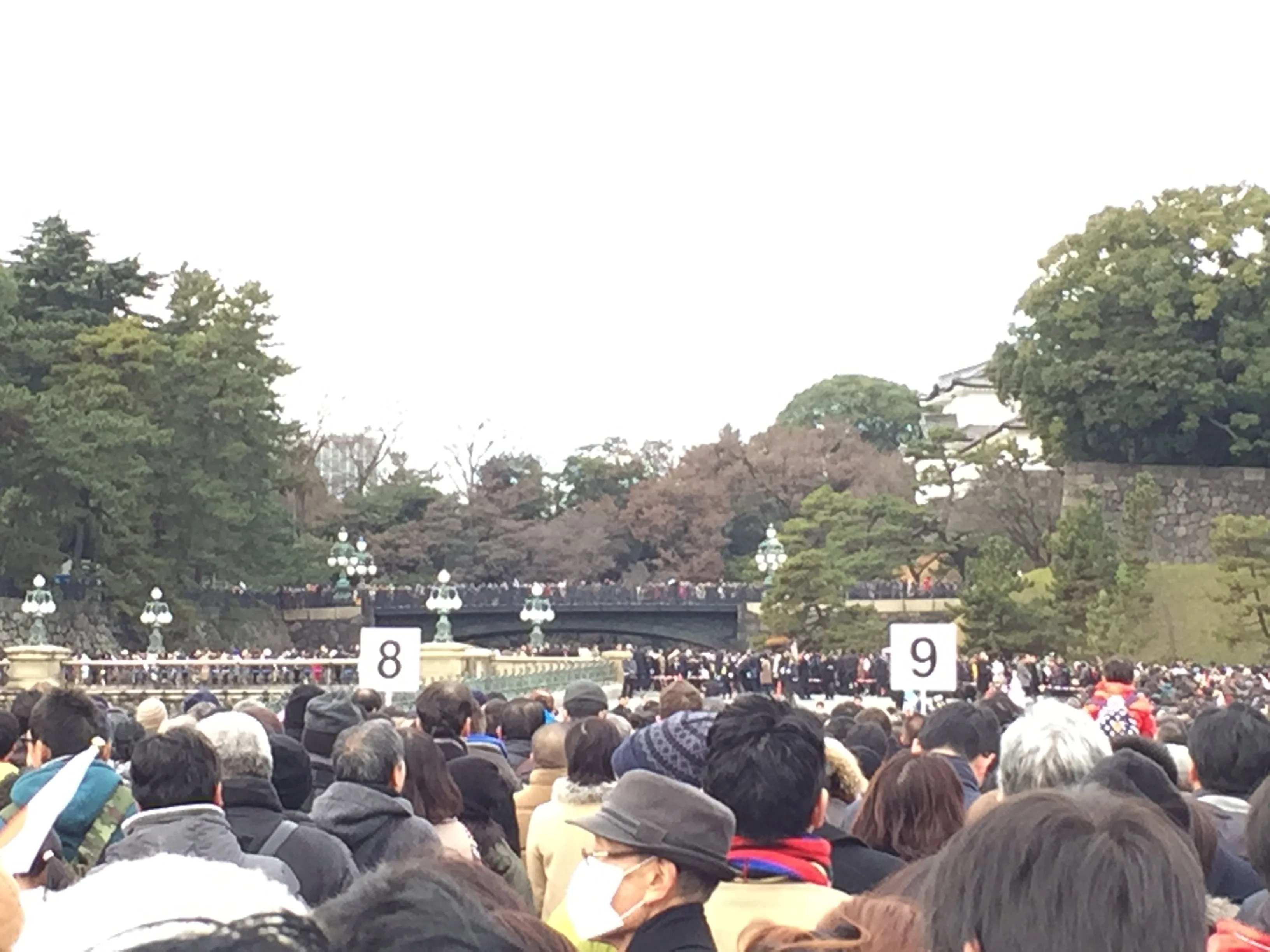 列に並んで自分の順番を待つ