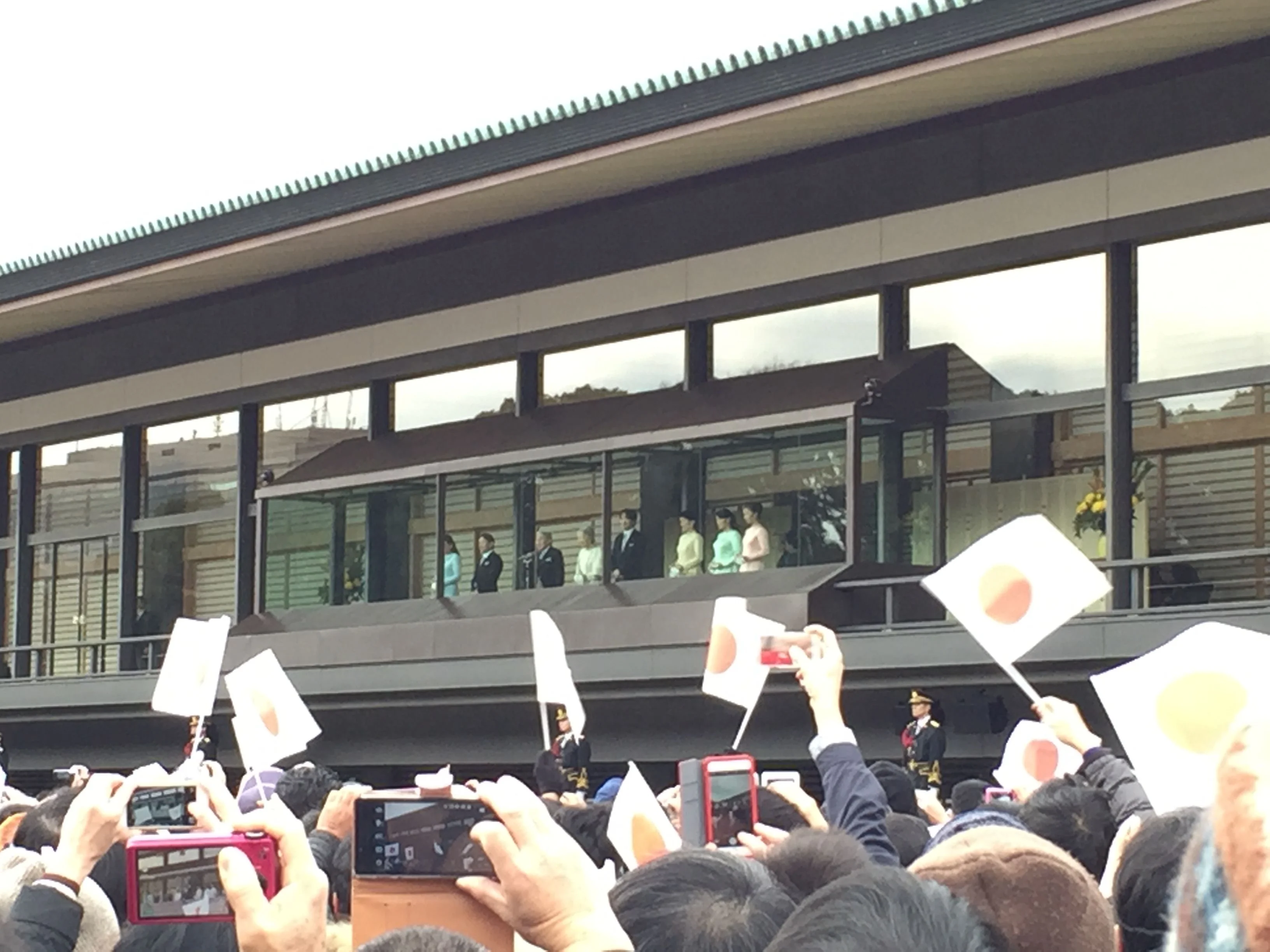 参加者みんな旗を振りながら写真撮影に大忙し