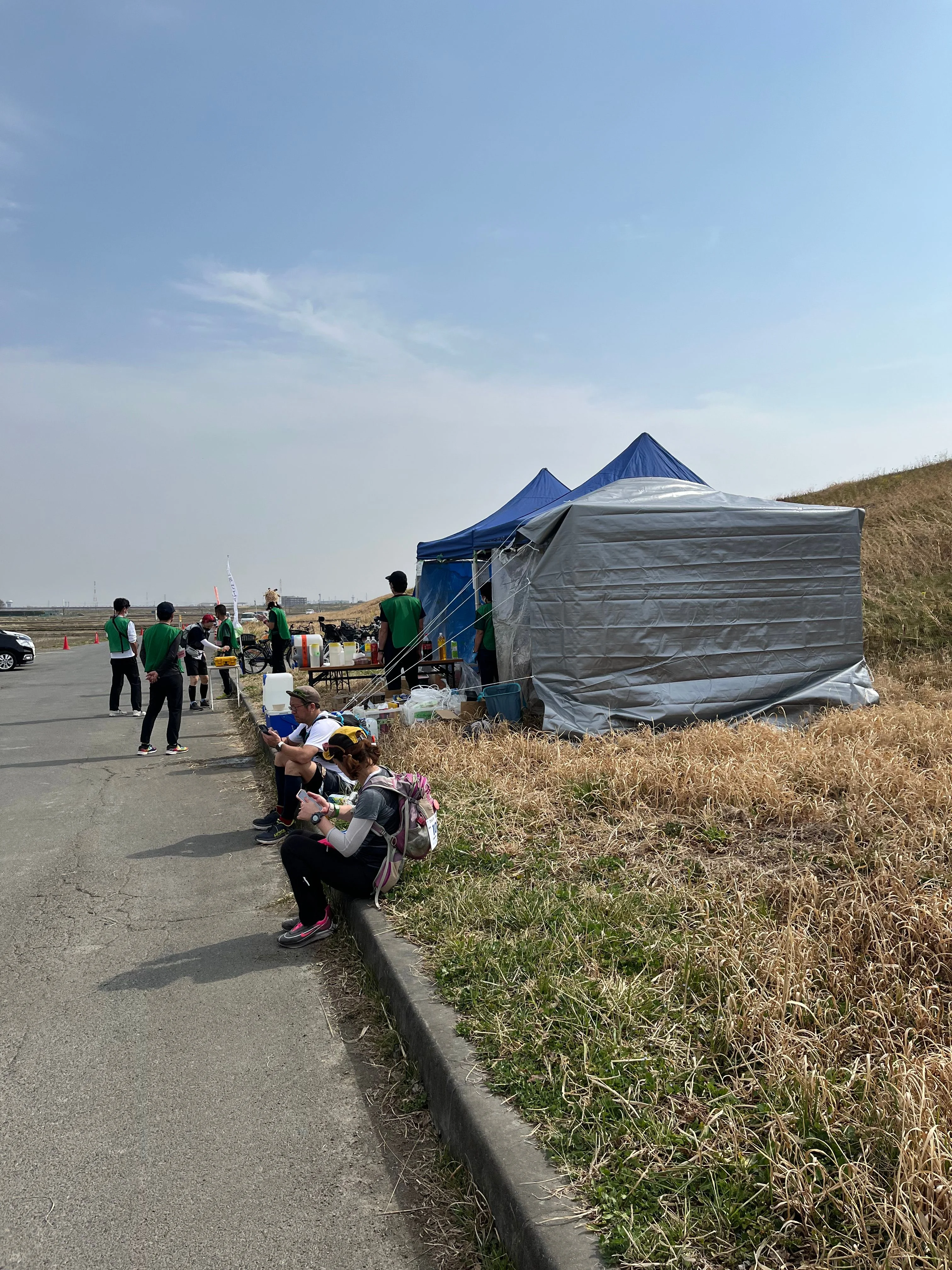 100km のエイドは河川敷に