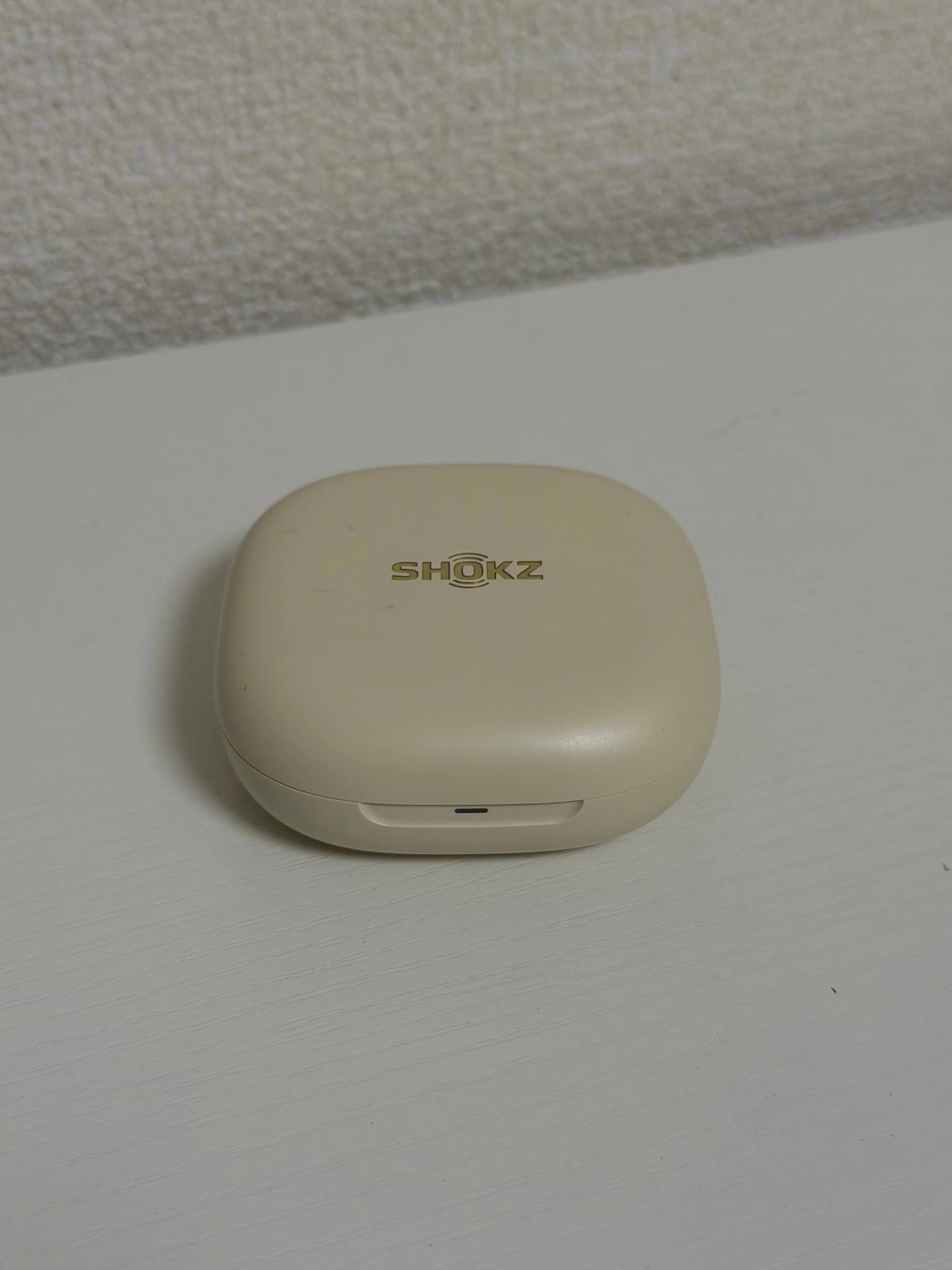 ケースに入っている Shokz Runfit 2