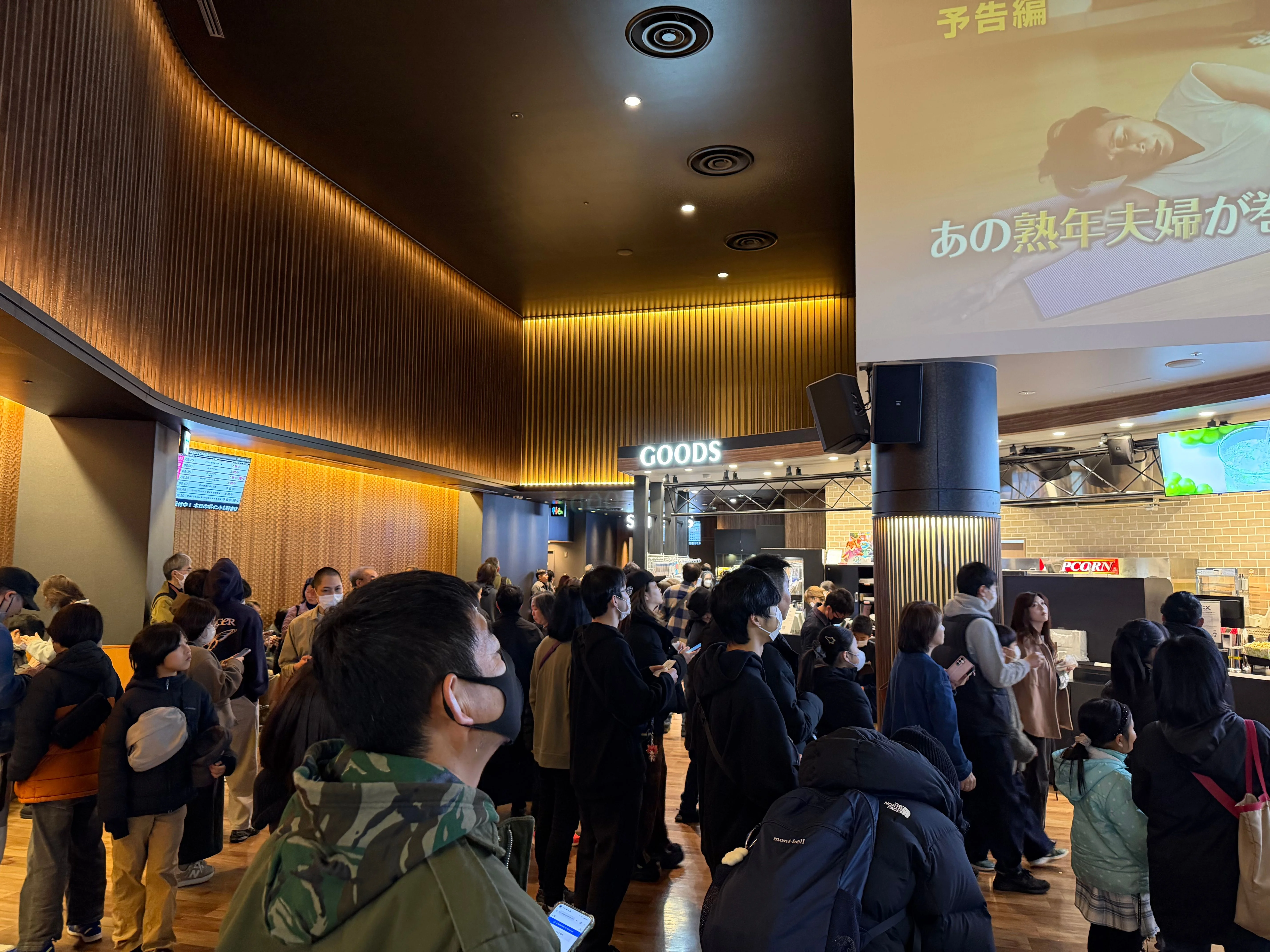 映画館は満員!朝一からこんなに人が