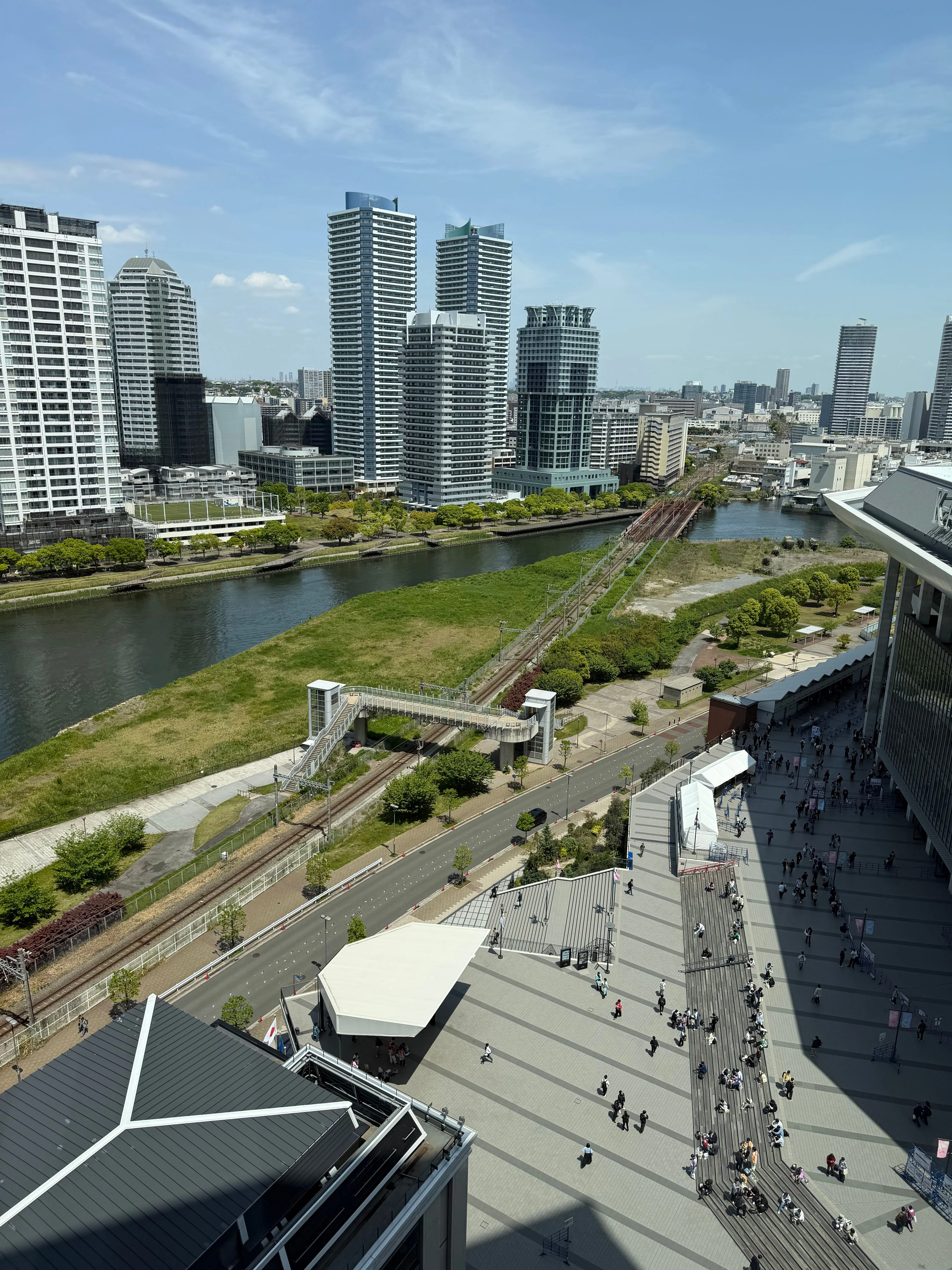 K アリーナの入り口と線路が見える部屋