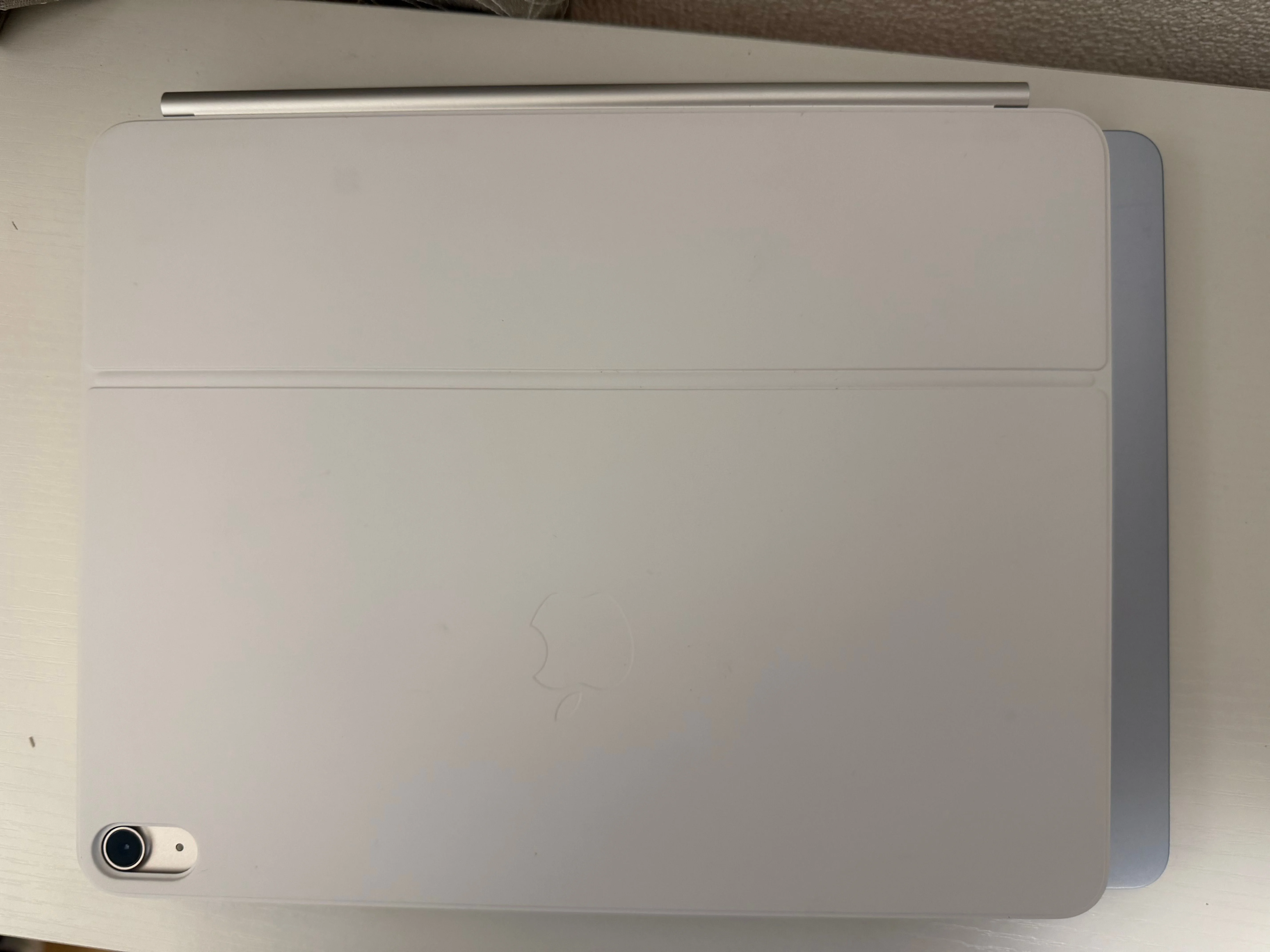 iPad Air を MacBook Air の上に載せる