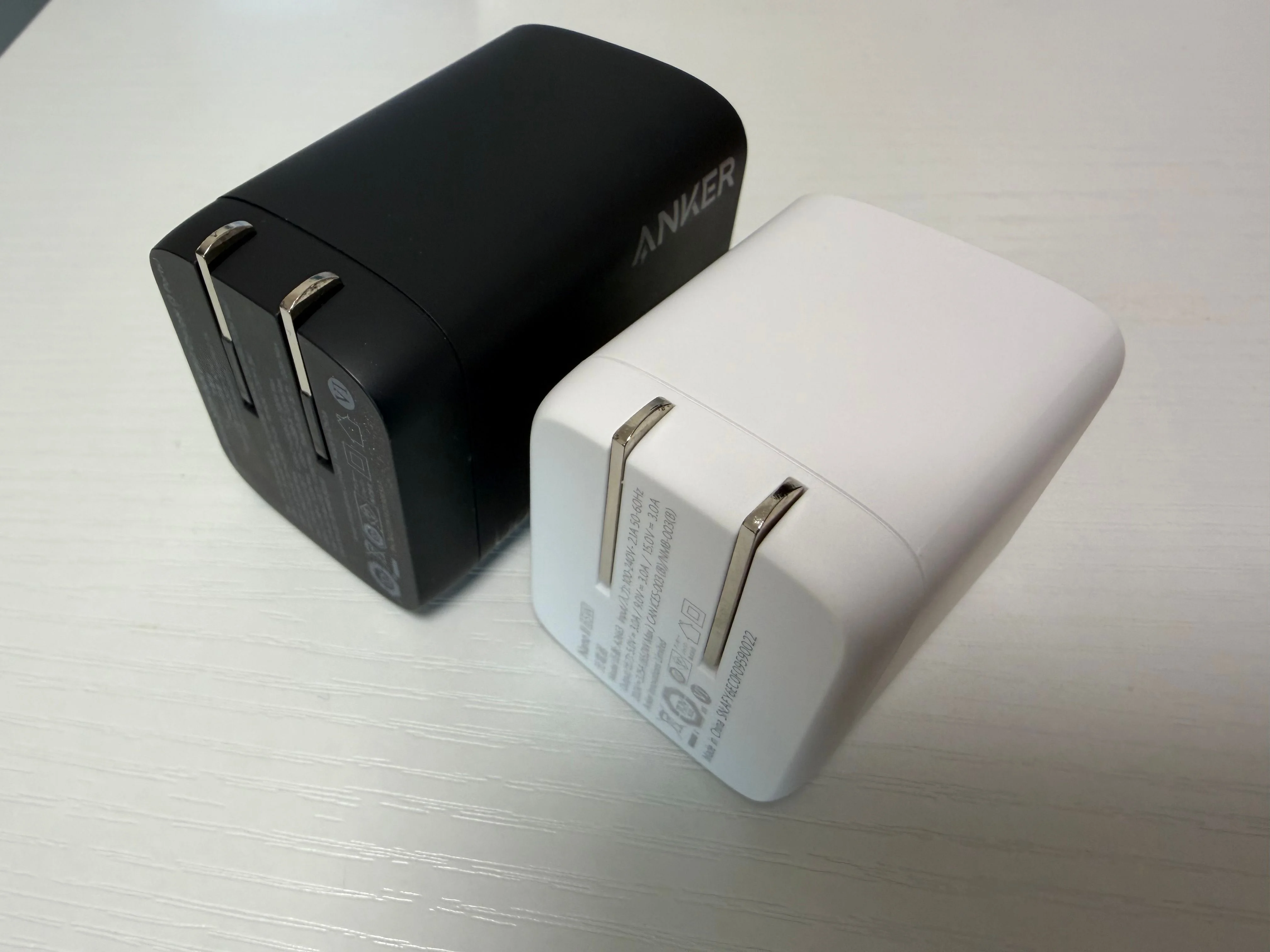 Anker Nano II 65W と比較している写真