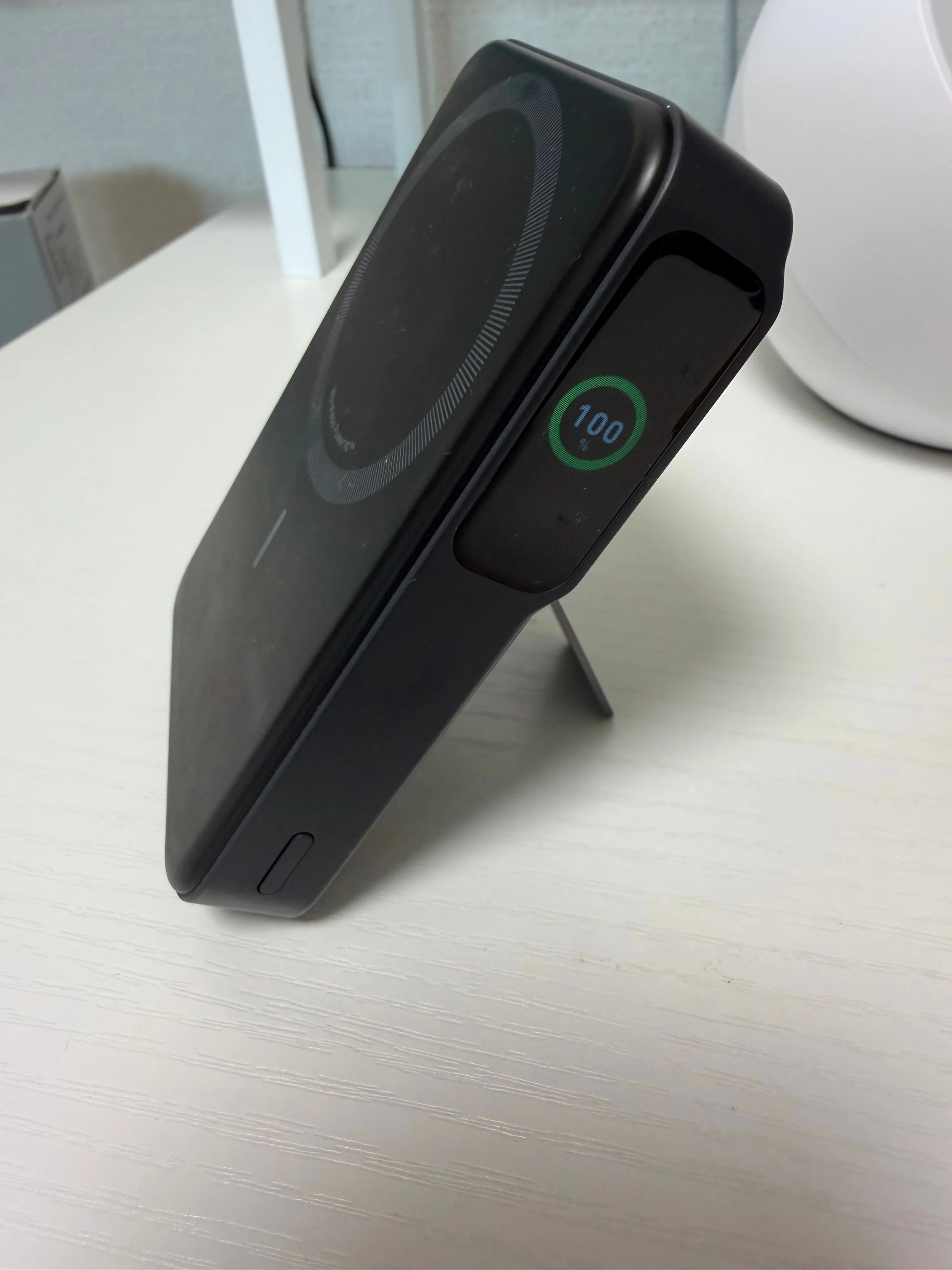 外出時に使うワイヤレス充電器 Anker MagGo Power Bank (10000mAh)  が便利