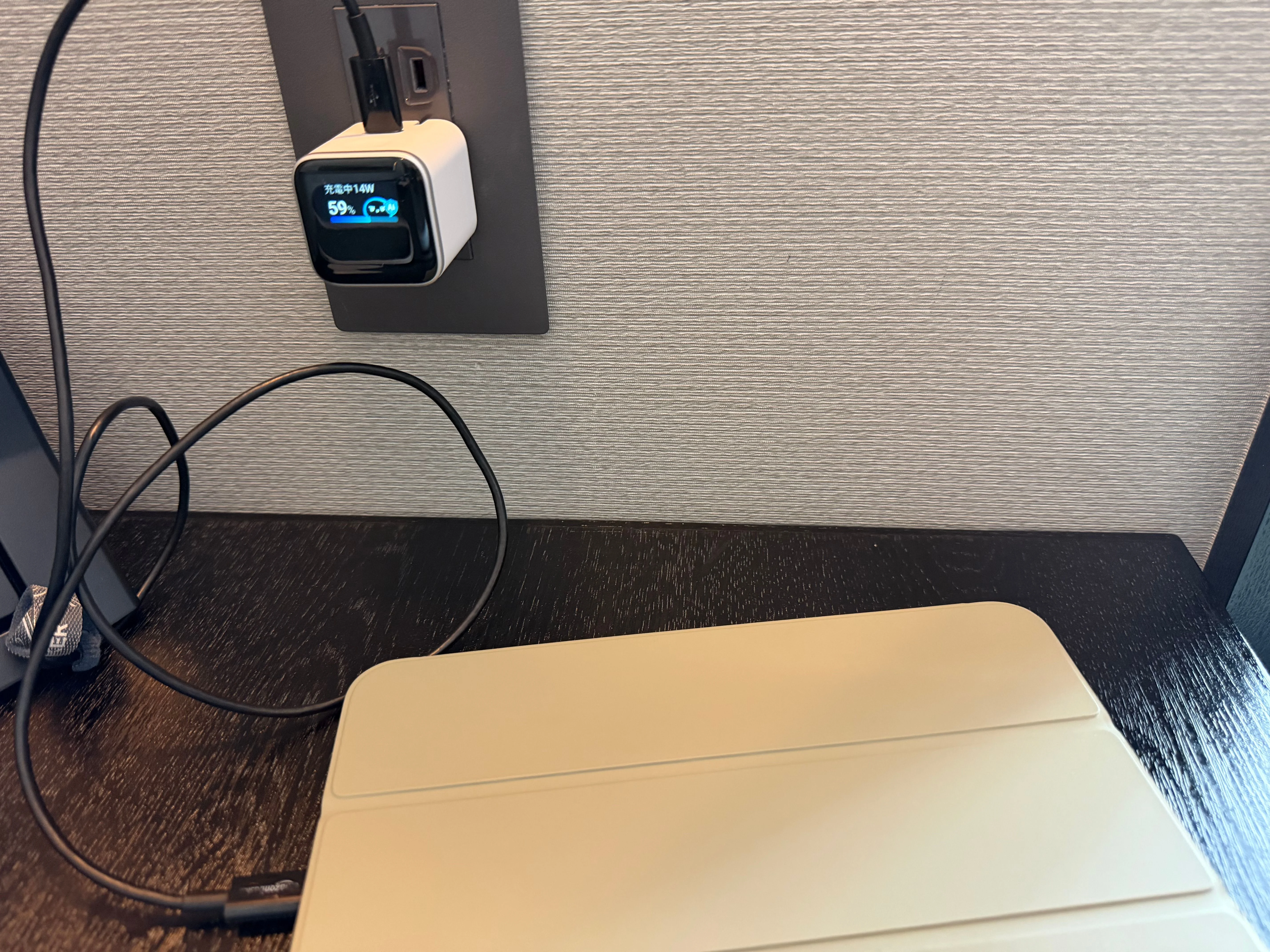 新しい充電アダプタとして Anker Nano Charger (45W, Display, スイングプラグ)  を手に入れました