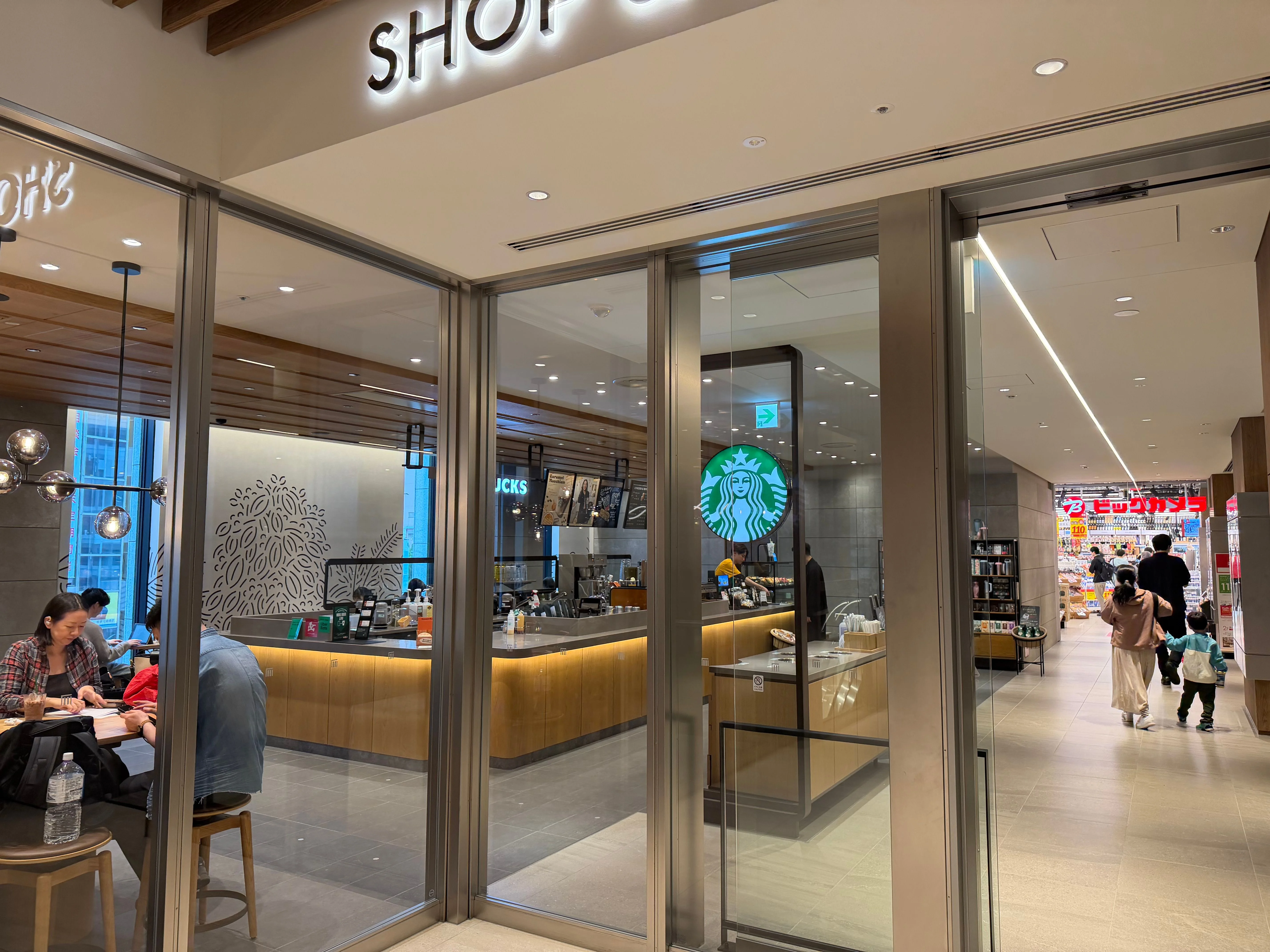 スターバックスは比較的空いている