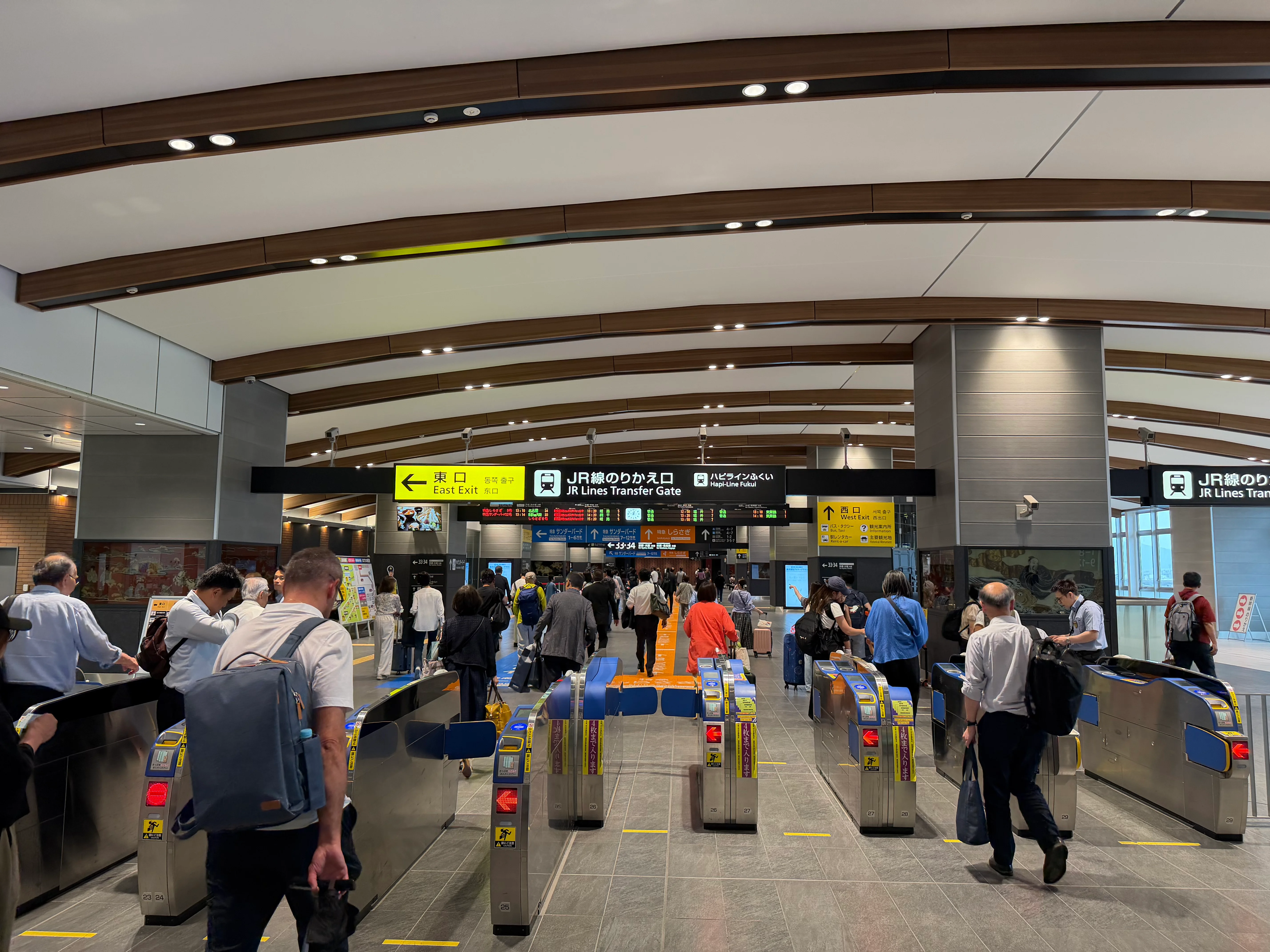 新幹線の駅なので綺麗なもの