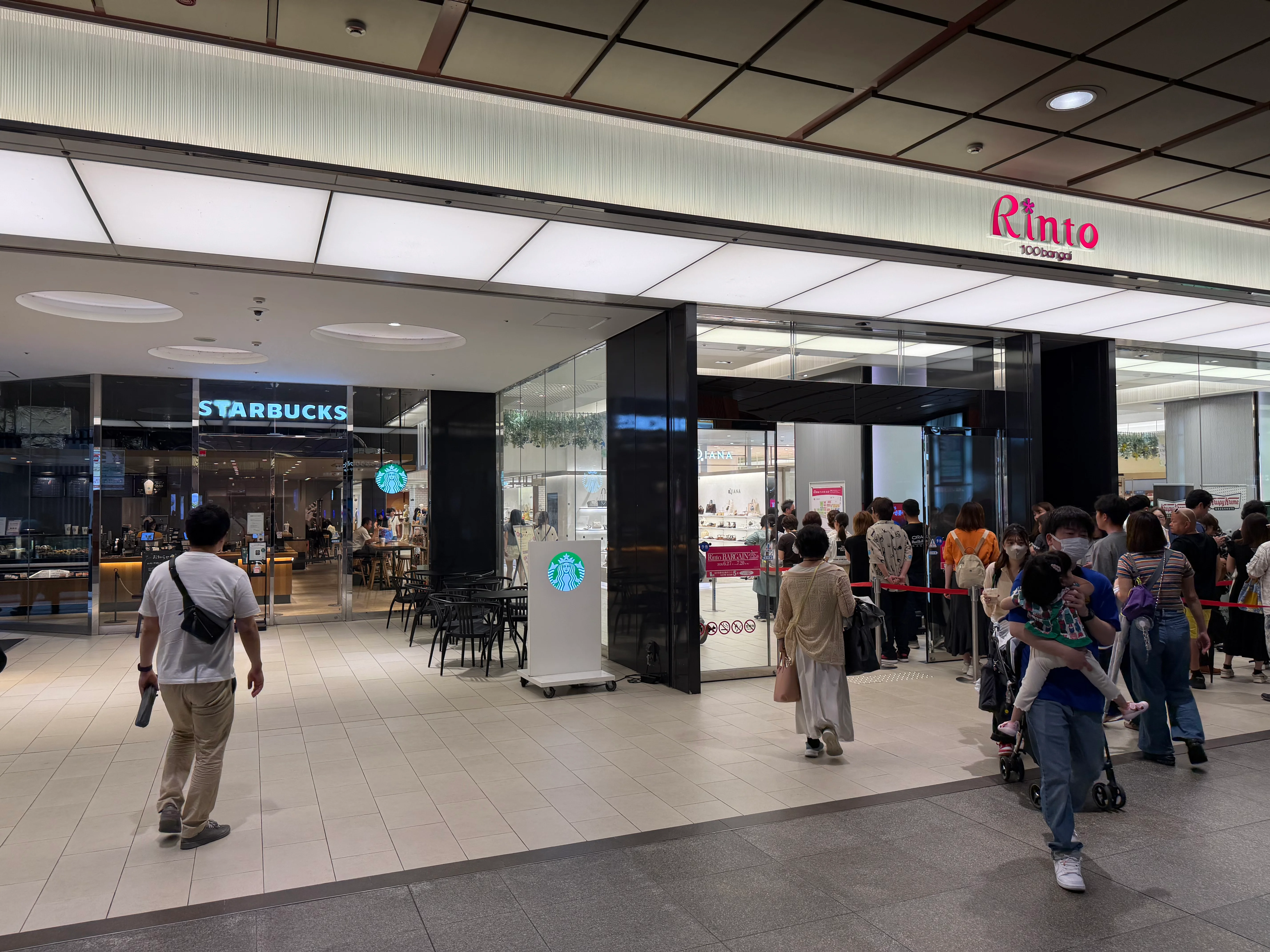 スターバックスの入り口と行列