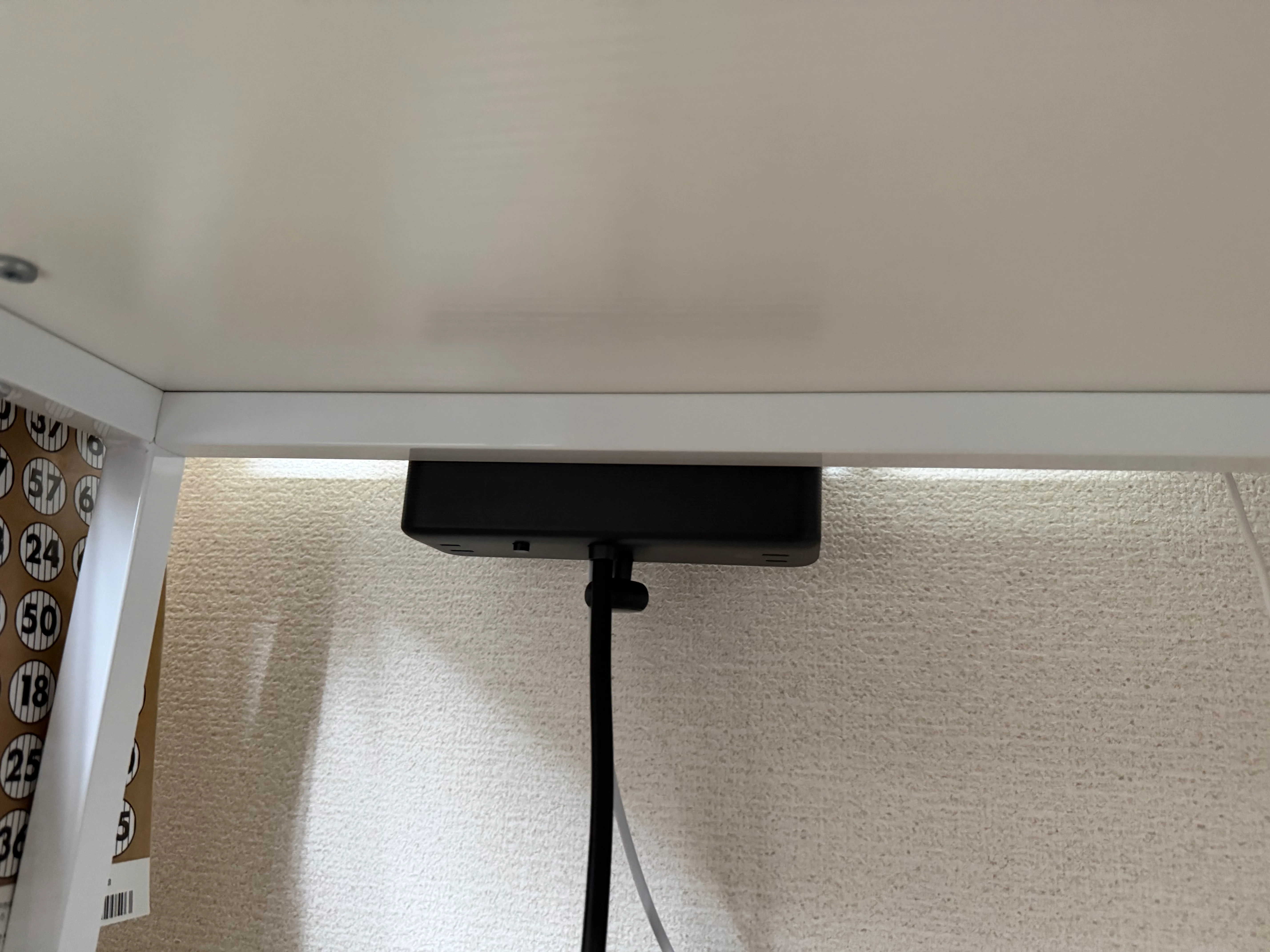 下側はシンプルにコンセントだけ