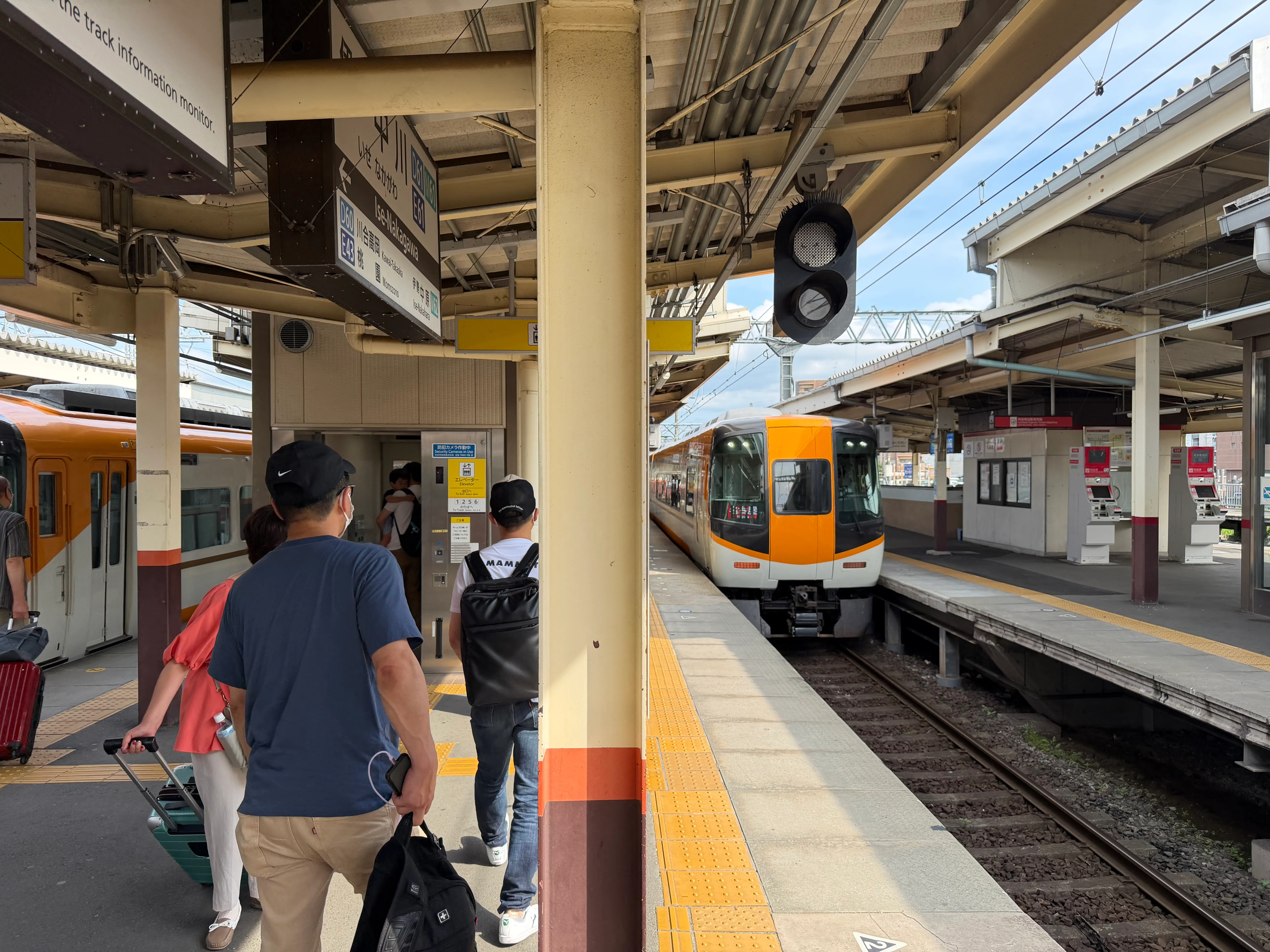 近鉄の特急に乗ってきた