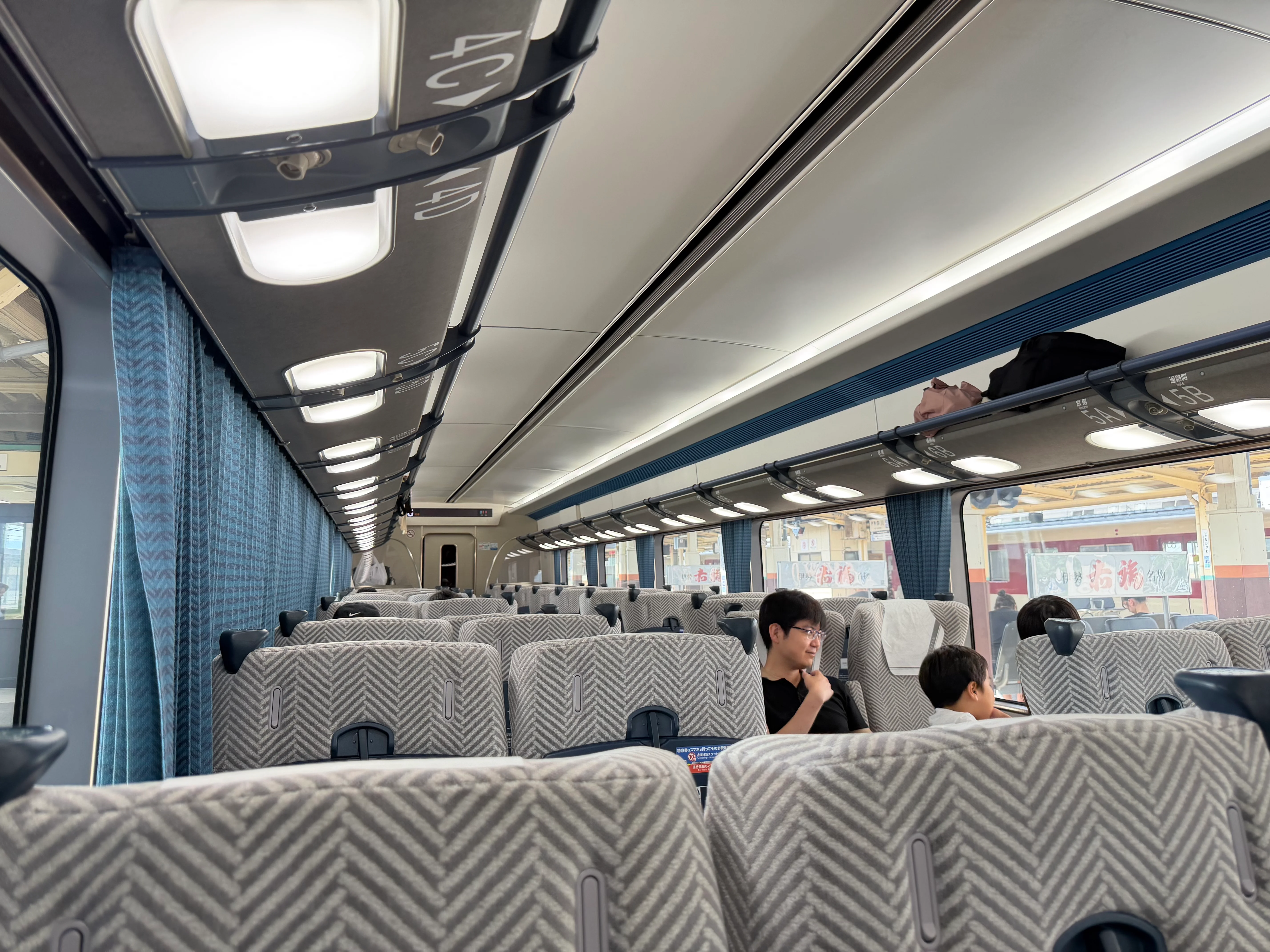 新しい電車で名古屋に向かう