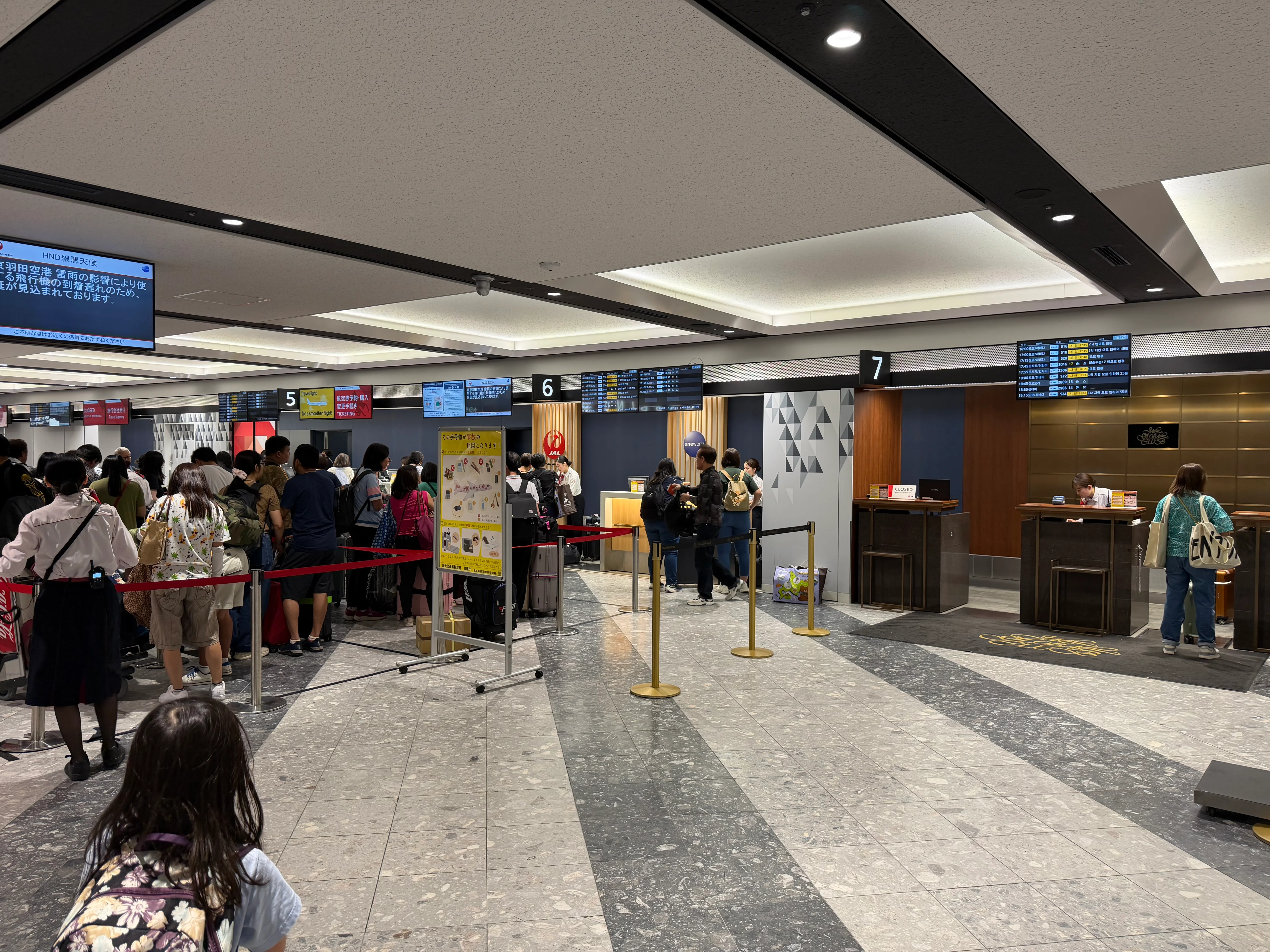 すごいカウンターの行列、JGC はスカスカだけど