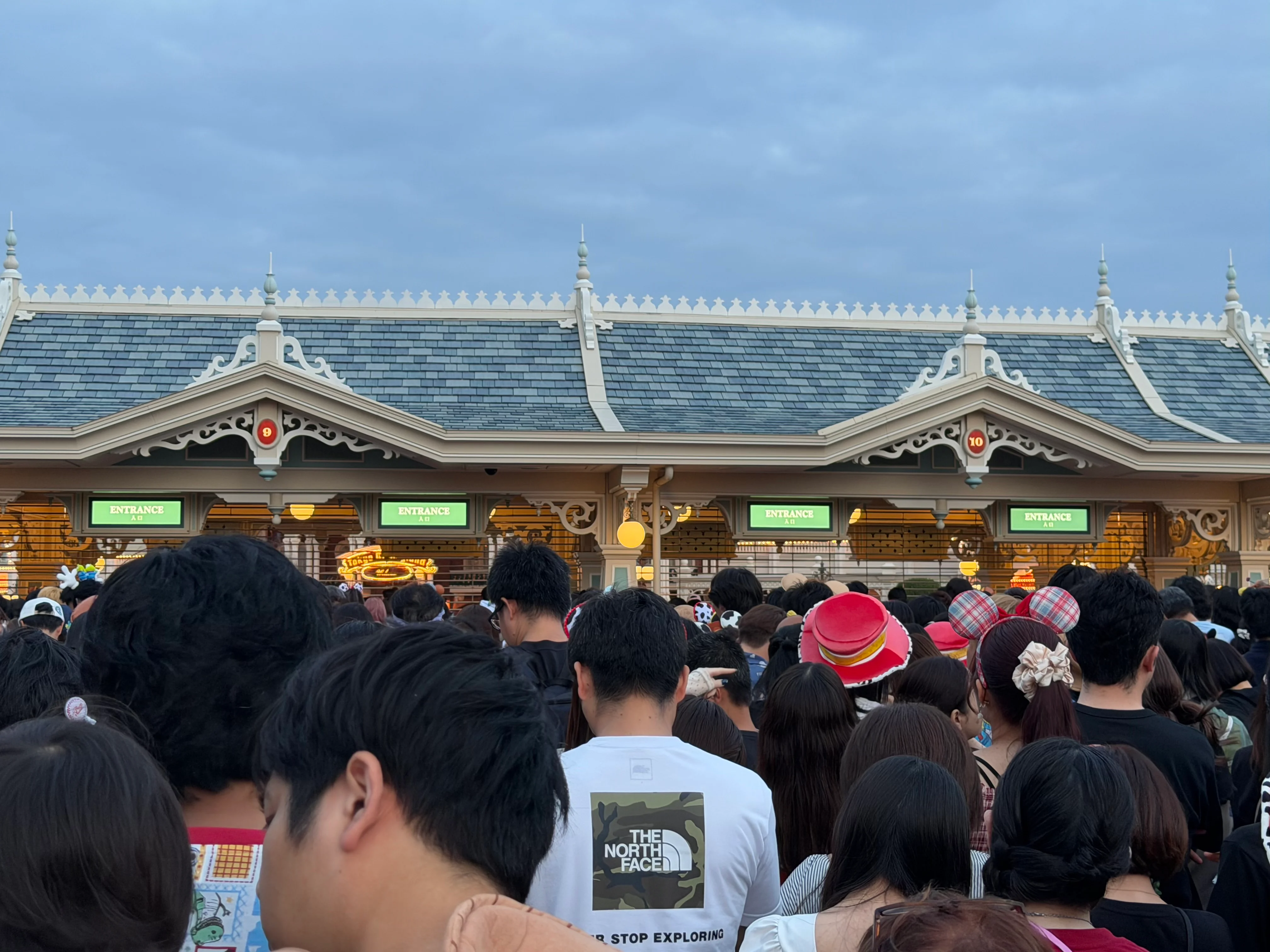 入口の近くまで迫る