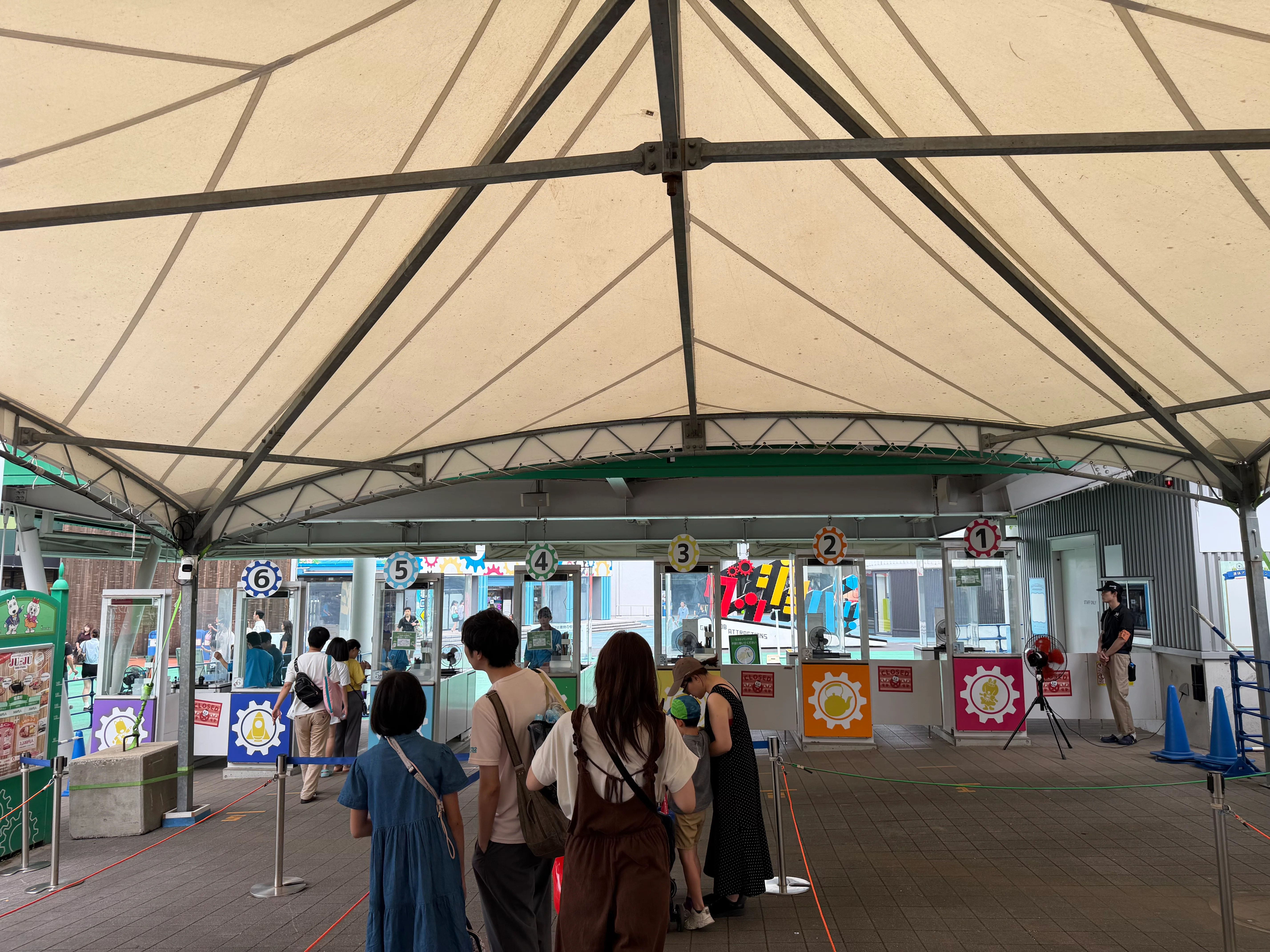 プールの入り口で数分待つ