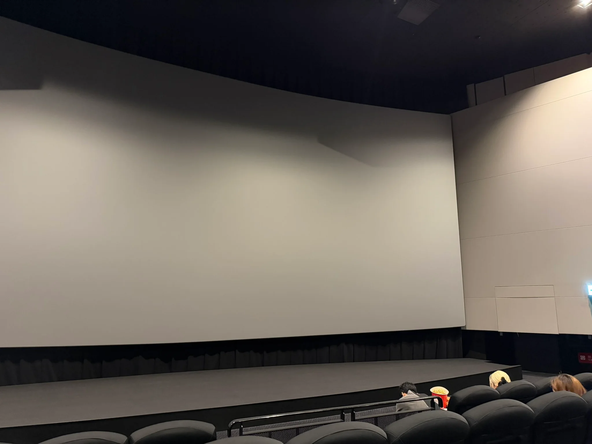 Screen X は前のほうはちょっと左右見えない