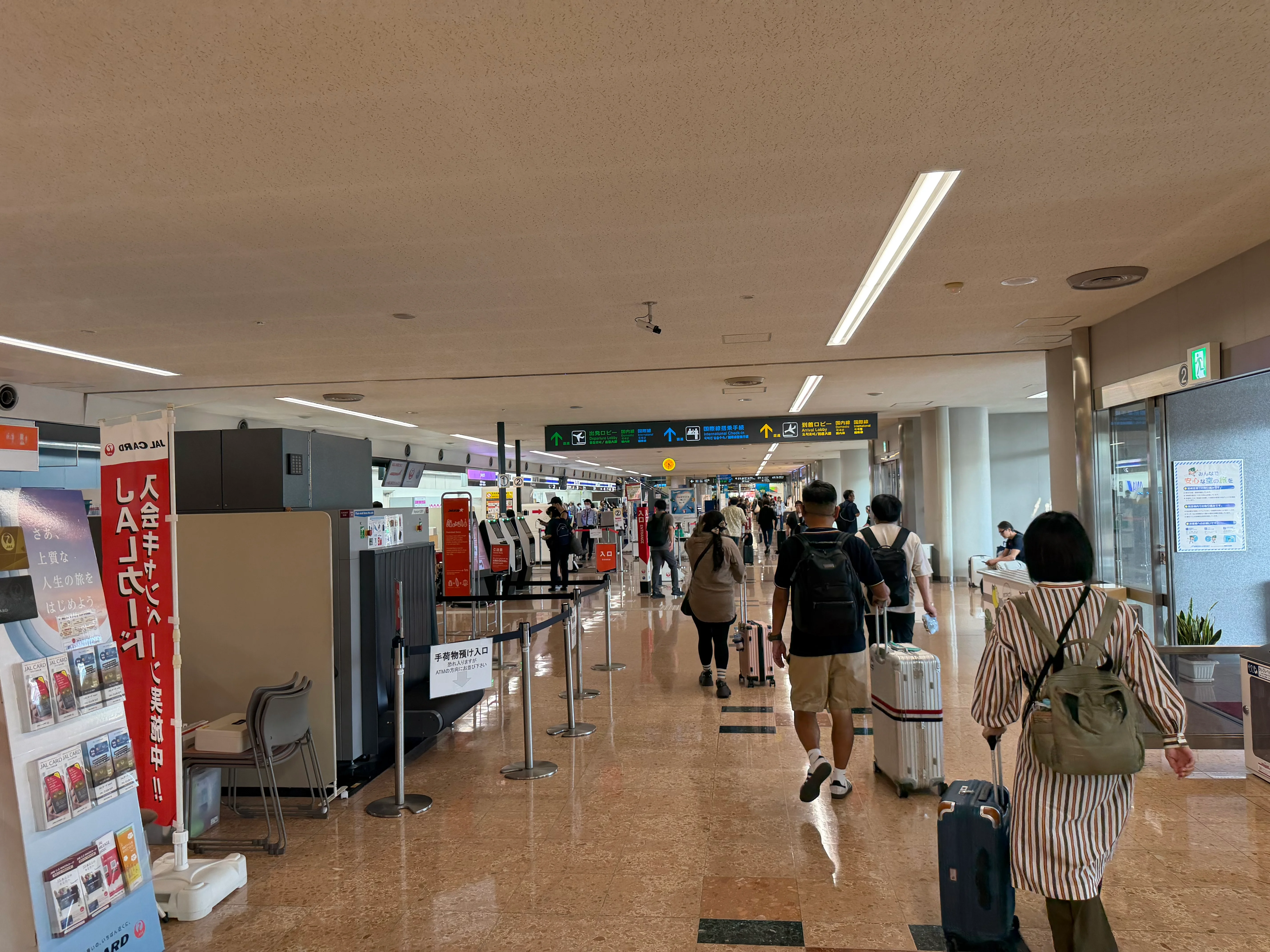 宮崎空港の中を歩く